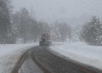 Domaniç’te kar yağışı ulaşımı aksattı