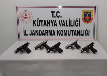 5 ruhsatsız tabancayı satmaya çalışırken yakalandılar
