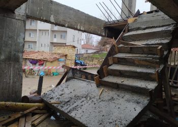 Apartman inşaatının merdiveni çöktü; 1 işçi ağır yaralı