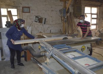 3 çocuk annesi Canan eşine yardım için başladı, marangoz ustası oldu