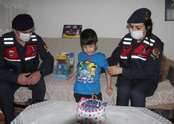 Jandarmadan Şırnak’ta görevli meslektaşlarının oğluna doğum günü sürprizi
